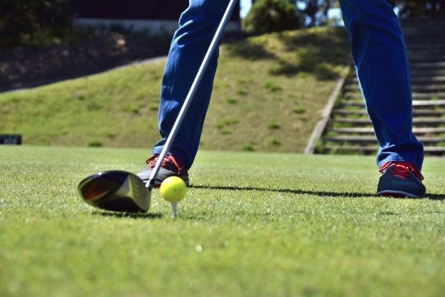 ゴルフをする人の足元の画像