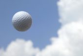 春の青空とゴルフボール